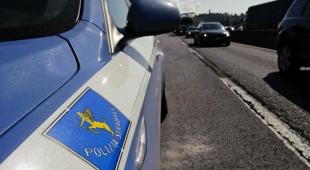  Cerca di gettarsi da un ponte a Roma, l'uomo resta sospeso: l'allarme dei passanti e l'arrivo della Polizia (che lo salva) 