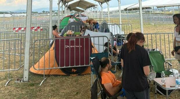  Ultimo, fan già in tenda a Tor Vergata: «Per lui faremmo di tutto. Siamo ben organizzati» 
