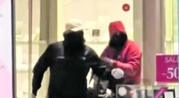  Roma, rapina da 150mila euro all'Happio: il bandito arrestato dopo due anni 