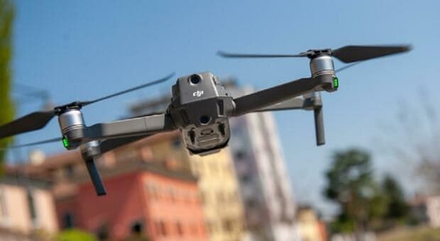  Drone tra le case del quartiere, la segnalazione dei residenti ai carabinieri: «Ci spiano». E scatta l'indagine 