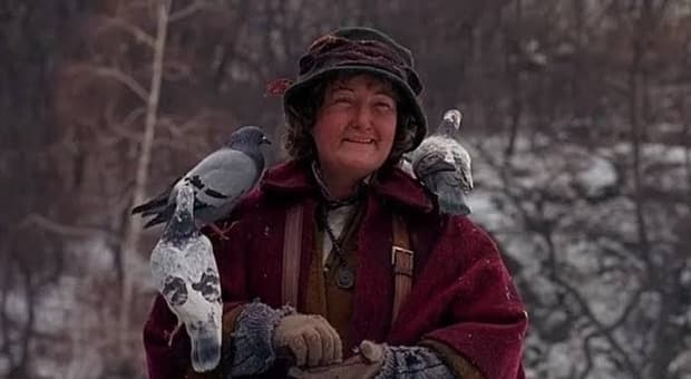  Brenda Fricker è morta, la "signora dei piccioni" di "Mamma, ho riperso l'aereo" aveva 81 anni. Fu la prima attrice irlandese a vincere l'Oscar 