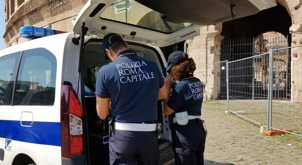  Roma, venditore abusivo aggredisce agenti della polizia locale durante i controlli: 52enne tenta la fuga ma viene bloccato e arrestato 