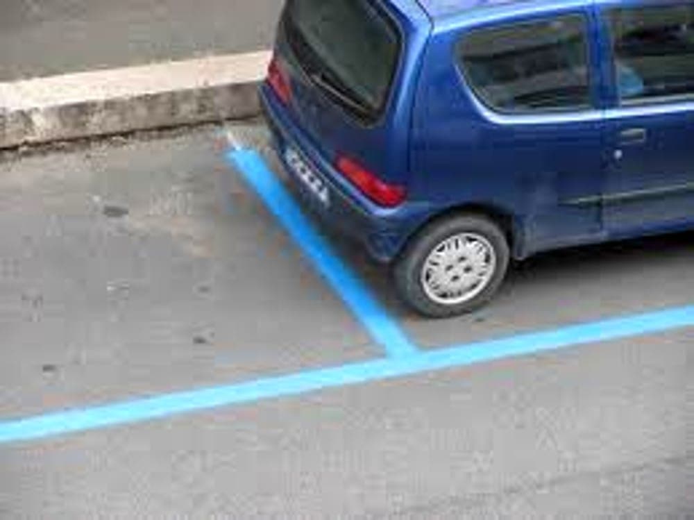 Frosinone, tornano le strisce blu in via De Gasperi: stretta sui parcheggi selvaggi nel centro storico
