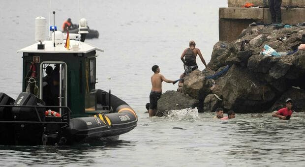  Ceuta, la motovedetta da 500mila euro della Guardia Civil spagnola riparata con il polistirolo torna in mare (ma perde acqua) 