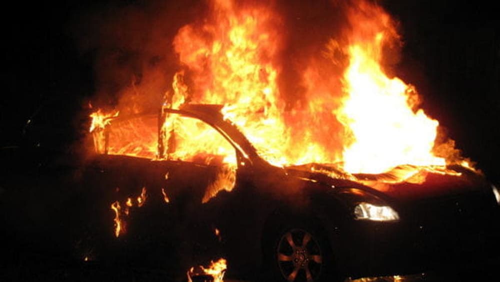 Torrice, furgone di una cooperativa in fiamme in piazza, intervengono Vigili del Fuoco e Carabinieri
