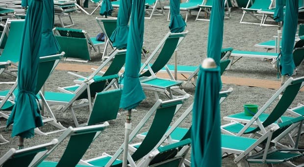  «Non trovo personale. Sono costretto a fare il bagnino, lo chef e il parcheggiatore»: lo sfogo del titolare di uno stabilimento a Maccarese 
