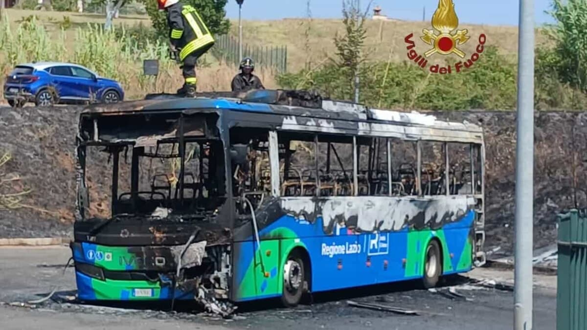 Valmontone, autobus a metano avvolto dalle fiamme in via Genazzano, mezzo distrutto ma nessun ferito