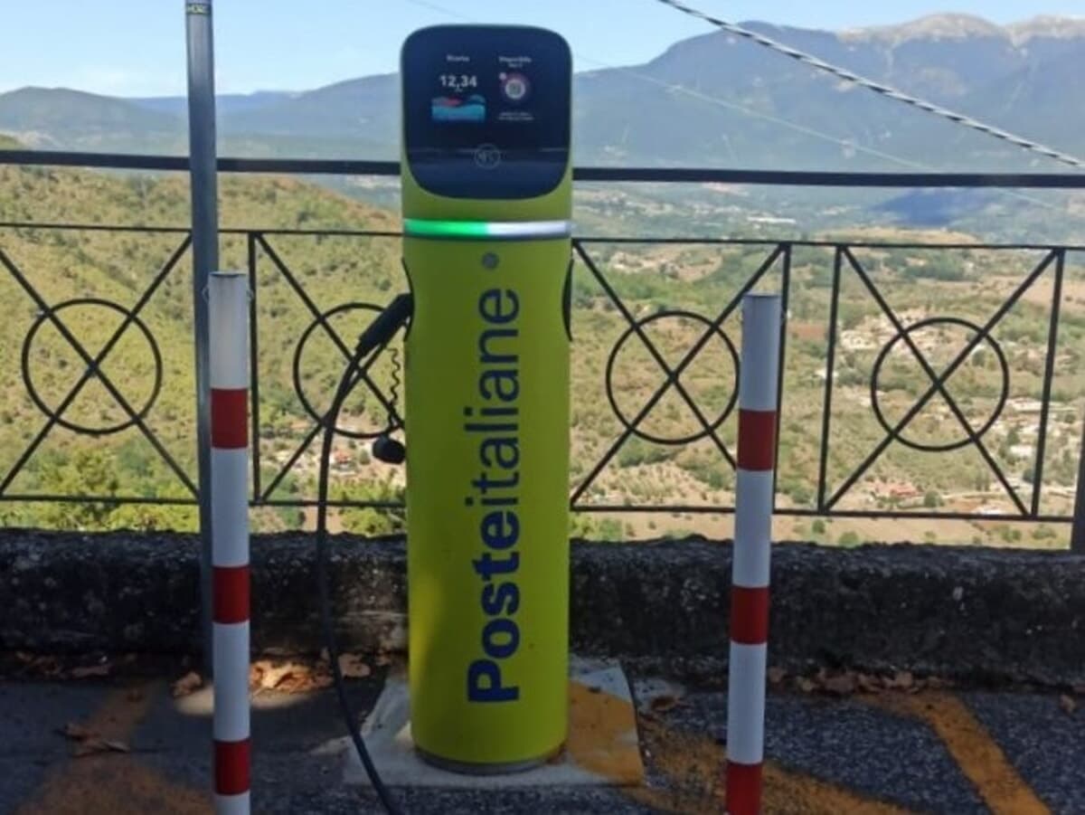 Poste Italiane, attivata a Fumone una nuova colonnina per la ricarica dei veicoli elettrici