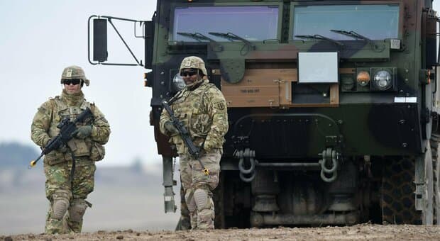  «Il Pentagono valuta di ritirare 25.000 soldati dall'Europa»: la mossa degli Usa (nonostante gli avvertimenti della NATO) 