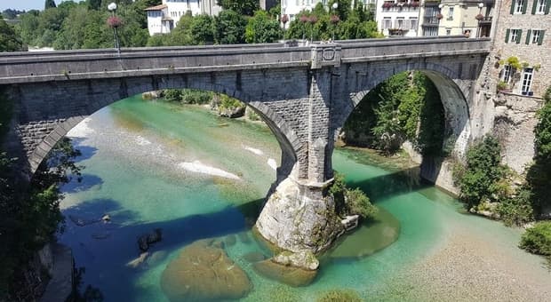  Friuli, donna prende il sole in topless e viene multata: il caso ora finisce davanti al giudice 