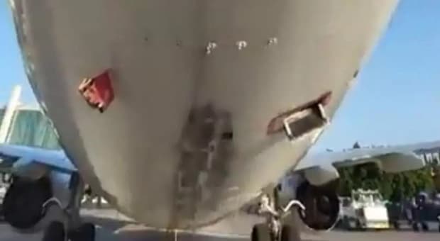  Palma di Maiorca, aereo tocca la pista di atterraggio con la coda: voli dirottati e scalo in tilt 