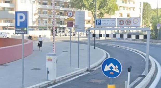  Roma, stretta sui parcheggi di scambio: «Sosta notturna a pagamento». La tariffa da 80 centesimi l'ora 