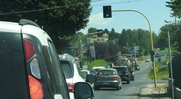  Artena, incidente su via Ariana: coinvolti 3 mezzi, morta una donna di 51 anni 