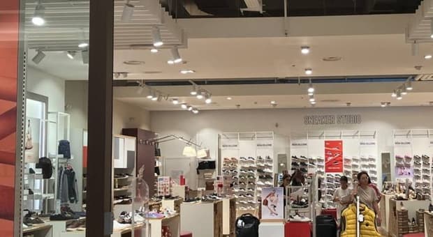  Roma, a Casal Bertone chiude il negozio Bata. Una dipendente: «Ridotti orari e stipendi. Sono mamma e devo pensare alla mia famiglia» 