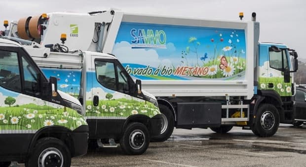  Anziano cade in casa, la moglie sente il camion della spazzatura e chiama in aiuto due operatori ecologici 