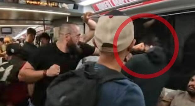  «Borseggiatori picchiati da youtuber sulla metro di Roma, calci e pugni sul volto. Scene di una violenza inaudita» 
