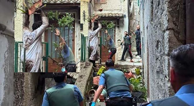  Olevano Romano, 29enne urla e lancia vasi per strada: feriti i 4 carabinieri intervenuti per fermarlo 