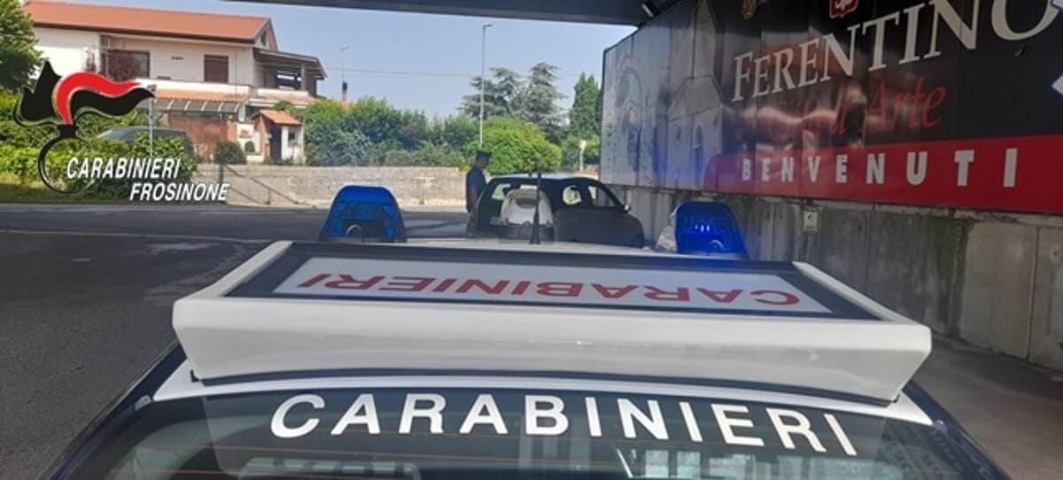 Schiaffi in piazza e minacce all’ex compagna: 42enne ai domiciliari con braccialetto elettronico