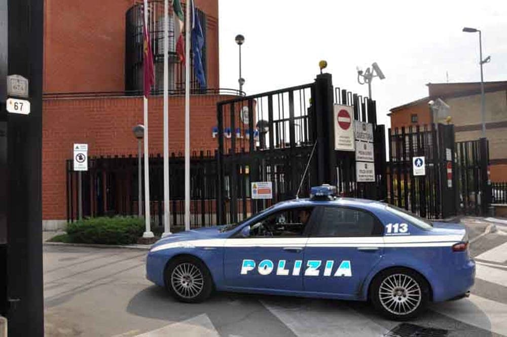 Frosinone, viola il divieto di avvicinamento alla madre e aggredisce i poliziotti: arrestato 56enne
