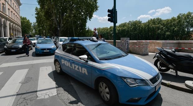  Roma, armati di coltello seminano il panico tra famiglie e turisti a Ponte Sisto: l'inseguimento tra le strade del Centro, poi l'arresto 