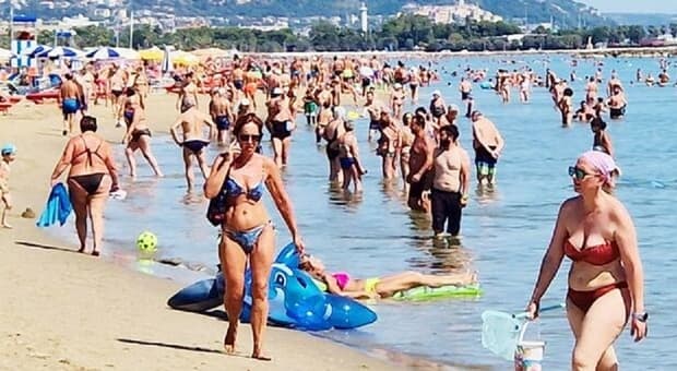  Bloccata e palpeggiata sulla spiaggia, l?aggressore inseguito dai bagnanti e consegnato alla polizia. Paura a San Benedetto 