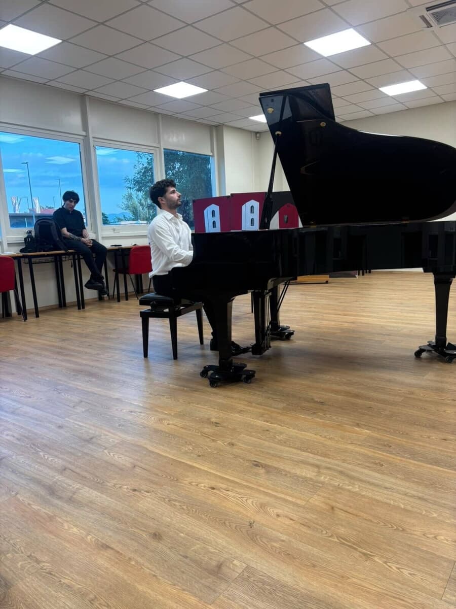 Andrea Salvatore, il talento del pianoforte che attraversa Bach, Beethoven e Bloch