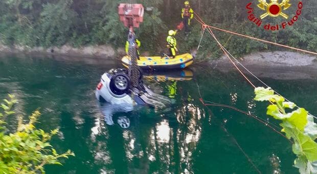  Milano, tre minorenni morti nell?auto finita in un canale. Autista ubriaco, in 9 a bordo: tornavano da una festa 