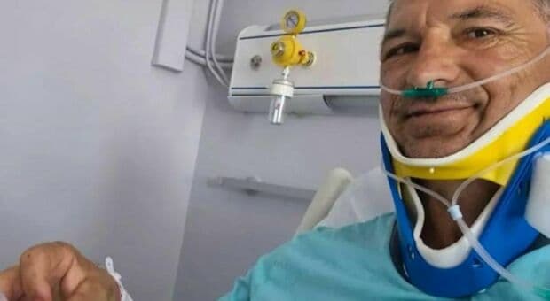  «Io quasi risucchiato fuori dall'aereo Ryanair, ricordo l'esplosione. Svenuto due volte, il viso si è deformato per la pressione» 