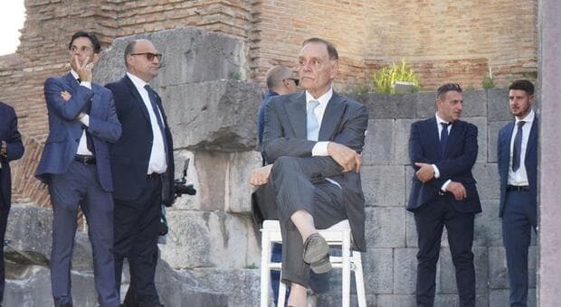  Festa per Mastella ?l?eterno? tra politica, arte e canzoni. Renzo Arbore: «Clemente ha tanto swing» 