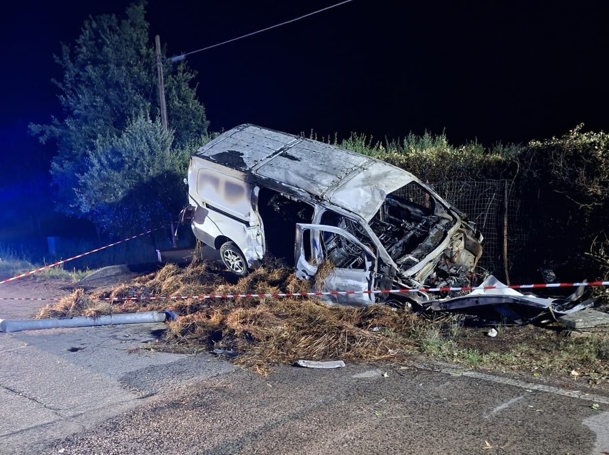 Furgone si schianta contro un muro e prende fuoco: conducente salvato in extremis