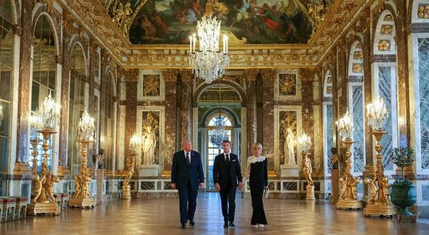  Trump a Versailles con Macron: il menu stellato, il broncio di Brigitte e l'entusiasmo del tycoon. «Qui è pieno d'oro» 