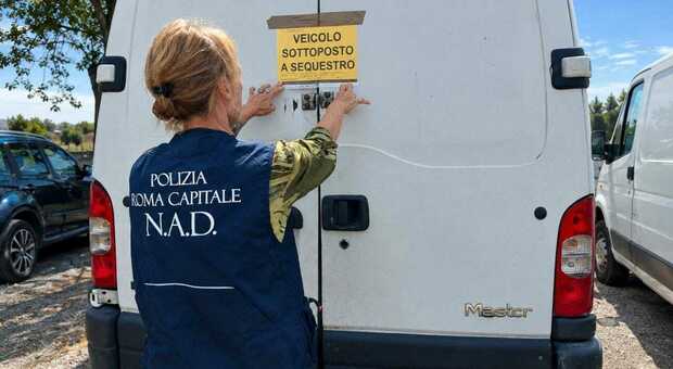  Mobili abbandonati e lastre di Eternit scaricate in strada, blitz della Polizia Locale a Tor Sapienza e Ponte Galeria 