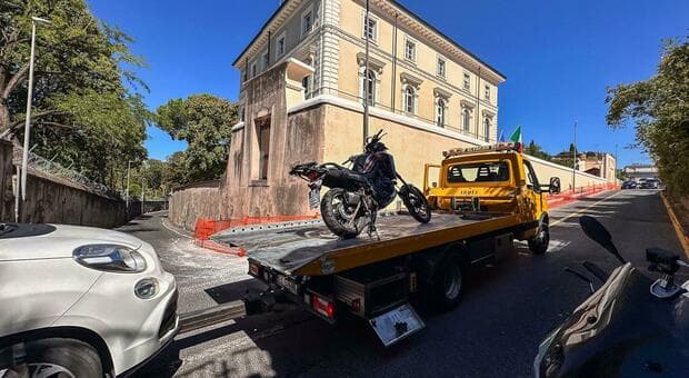  Roma, scontro tra auto e moto su via Aurelia Antica: Alessandro Vitale muore a 19 anni 