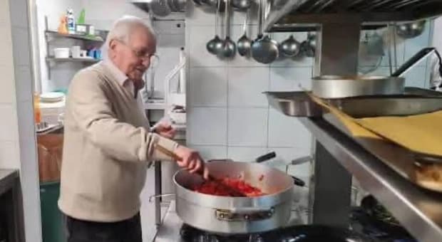  Bruno Vietina, morto lo storico chef di Forte dei Marmi: tra i suoi clienti Sophia Loren e Domenico Modugno 