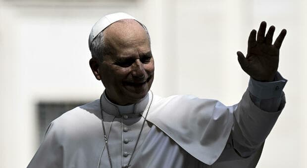  Leone XIV davanti alla Tunica di Cristo, ma le reliquie sono due: il mistero che dura da secoli 