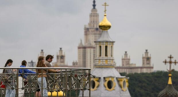  Russia, i bancomat senza contante (perché i cittadini li hanno presi d'assalto). E l'economia di Putin è sempre più sotto pressione 