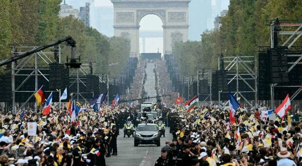  Marine Le Pen e Bardella alla messa di Leone XIV, Macron assente: Place de la Concorde invasa dalla folla 