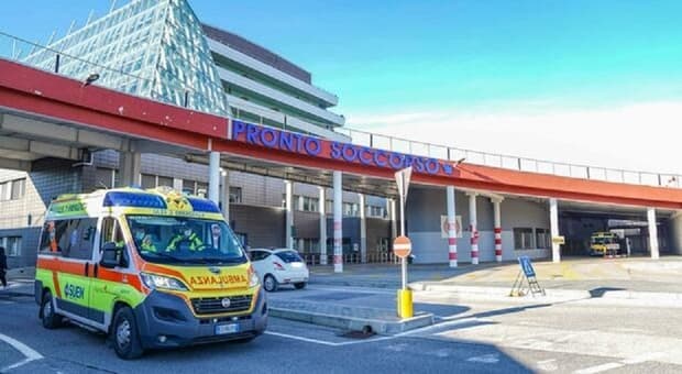  Perdono la casa e dormono in auto nel parcheggio dell'ospedale: «Non riusciamo a trovare un alloggio per noi»

 