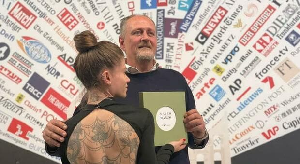  New York, Marco Manzo protagonista al MoMA: l'artista romano raccontato attraverso i tatuaggi 