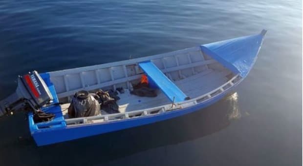  Colpita da un barchino di migranti mentre è in acqua con il sup: l'incidente a Tuerredda. La 18enne ricoverata in codice rosso 