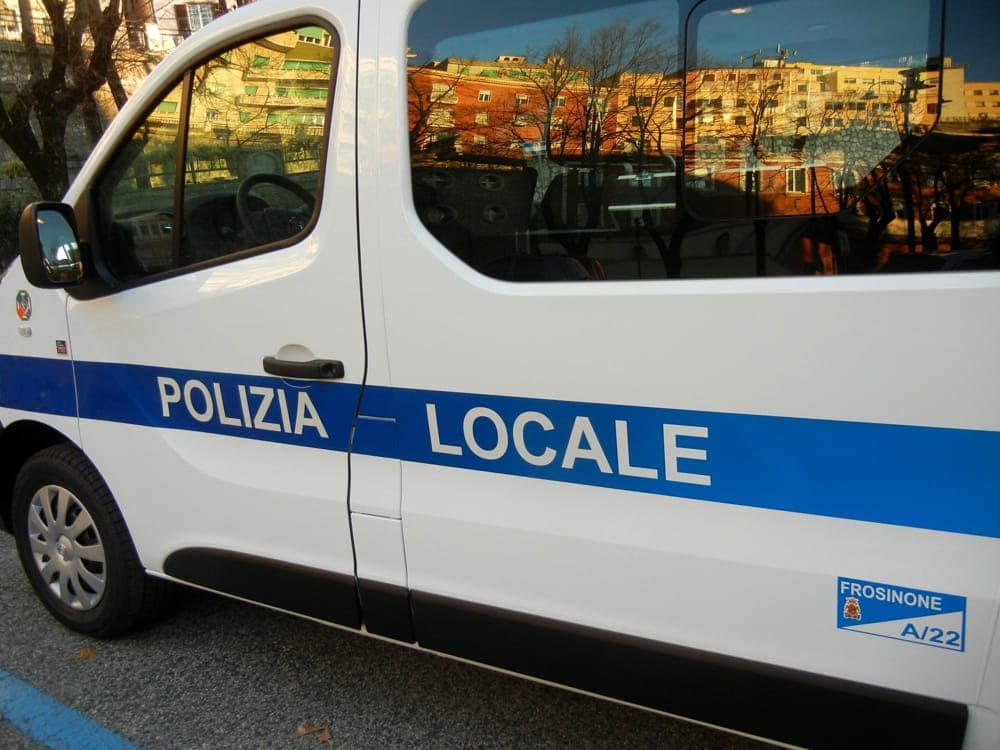 Bambino di 8 anni investito sulle strisce: la donna si ferma e poi si allontana, individuata dalla Polizia Locale