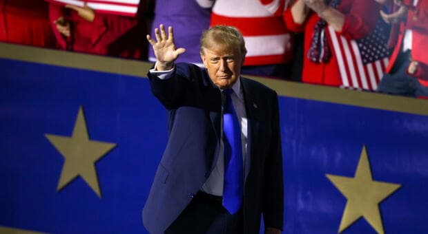  Trump-show a Dallas, due ore sul palco e una promessa: «Se vinciamo alle midterm 5000 dollari a tutti gli americani» 