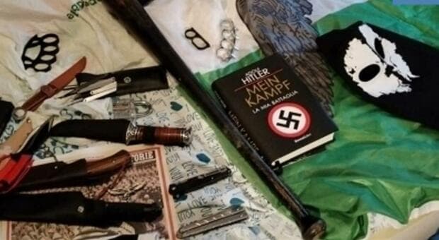  Inneggiava al suprematismo e aveva katane e machete, arrestato 17enne a Trento: «I terroristi bianchi sono eroi» 