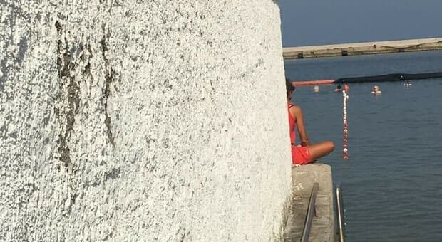  Trieste, bagnante sconfina tra i maschi: rissa al lido che separa uomini e donne. «Vivete nel Medioevo» 