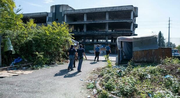 Roma, sgomberati dal palazzo della droga tentano il raid nello stabile a Tor Cervara 