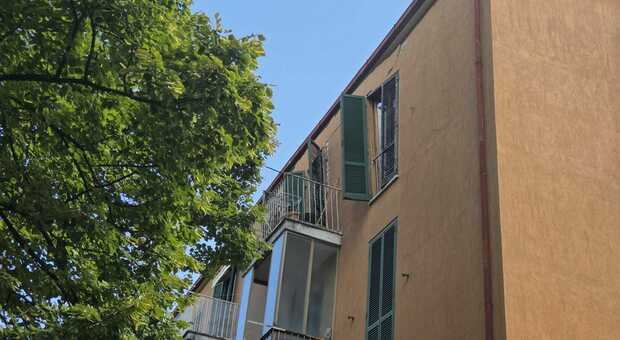  Perugia, esplode una palazzina di quattro piani: crollato il tetto. Donna di 35 anni si lancia dalla finestra, è grave 