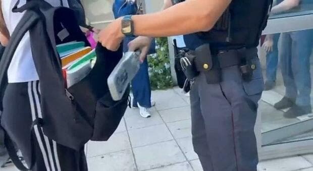  «Ci sarà una strage con 89 morti», metal detector al liceo Amaldi: caccia all?autore della minaccia (che potrebbe essere un esterno) 