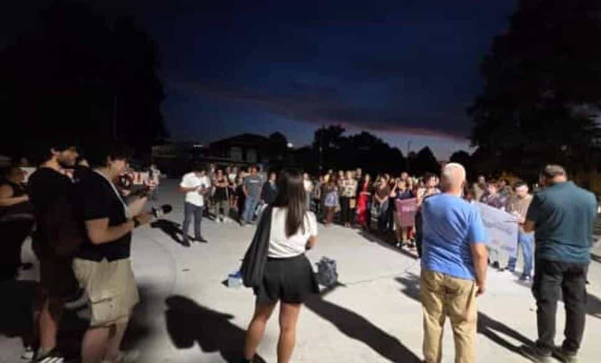 Insulti sessisti ad una ragazza alla stazione, Frosinone risponde: in centinaia al flash mob contro la violenza di genere