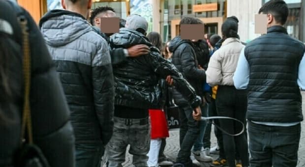  Baby gang blocca i passanti per ?sfida? e li minaccia: i carabinieri chiamano i genitori di dieci ragazzi tra i 12 e i 14 anni 