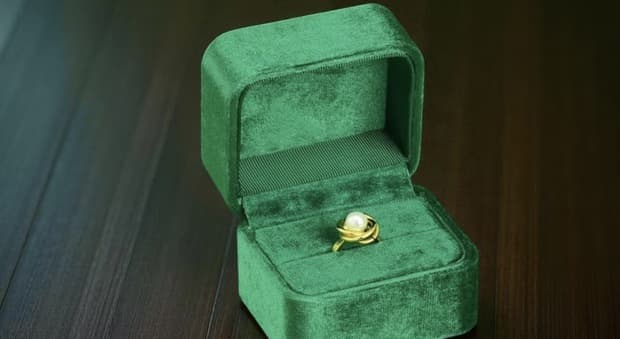  Roma, furto di un anello da 3500 euro vicino Santa Maria Maggiore: «Lo avevo appena comprato per fare la proposta» 